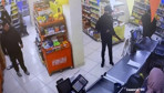 Markete pompalı tüfekle giren gaspçıları paspasla kovaladı