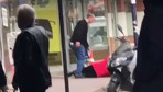 Kız kardeşini sokak ortasında dakikalarca dövdü! Polisi arayıp izlediler...