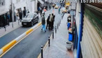 Beyoğlu'nda park yeri kavgası can aldı kafa atıp kurşun yağdırdı olay anı kamerada