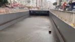 Antalya'da alt geçit havuza dönüştü araçlar suya gömüldü