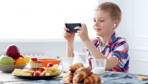 Ekran karşısında beslenme çocuklarda obezite riskini artırıyor