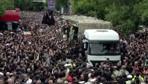 İran halkı, Reisi'yi son yolculuğuna uğurluyor! Cenaze töreninde ağıt yakıp gözyaşı döktüler