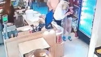 Boğazına yemek kaçan kızı bekçi kurtardı! Restorandaki panik anları kamerada