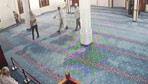 Camide kendine zarar vermeye çalışan şahsı müezzin engelledi
