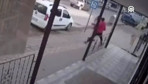 Kahramanmaraş'ta genç kız yolda yürürken yumruklu saldırıya uğradı o anlar güvenlik kamerasında