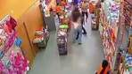Süpermarkette bir kadının arka cebindeki telefon patladı o anlar güvenlik kamerasında