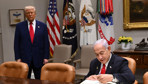 Trump'ın Netanyahu için bir kez daha sandalye çektiği anlar gündem oldu
