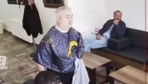 Depreme berber dükkanında yakalanan müşterinin sakinliği şaşırttı