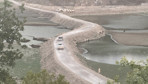 Kuraklık ortaya çıktı! Baraj yatağı içinde bulunan yol suların çekilmesiyle açıldı...