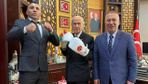 MHP lideri Devlet Bahçeli'den boks eldivenli poz