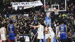 Fenerbahçe Beko Maccabi'yi yendi tribünde polislerle pankart arbedesi