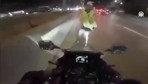 Maltepe'de motosiklet sürücüsünün trafik polisine çarpması kamerada