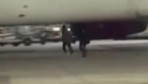 Almanya'da uçağı kaçıran yolcular piste koştu