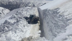 Hakkari'de kar yolları kapattı! 22 üs bölgesi yolundan 18'i açıldı