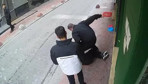 Beyoğlu’nda sokak ortasında şoke eden kavga!