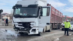 Erzurum'da tırın çarptığı hafif ticari aracın sürücüsü yaralandı