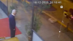 İETT şoförü tartıştığı bisikletliye çarpıp kaçtı o anlar güvenlik kamerasında