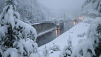 Kar kalınlığı 10 santimetre oldu! Bu yolu kullanan sürücüler dikkat