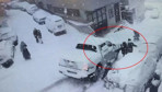 Kar topu oynayan kardeşlere pikap çarptı