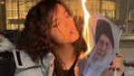İranlı kadınlar Dini Liderlerin fotoğraflarıyla sigaralarını yaktı