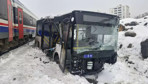 Facia saniyelerle önlendi: Yolcu treni, belediye otobüsüne çarptı