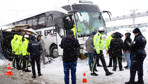 Bitlis'te yolcu otobüsü polis kontrol noktasına daldı! Yaralı polisler var