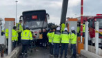İstanbul'da yolcu otobüsünün çarptığı otomobil gişede sıkıştı: 2 ölü