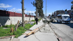 Adana'yı rüzgar vurdu! Direkler ve ağaçlar devrildi...