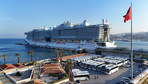Dünyanın en büyük kruvaziyerlerinden "Sun Princess" 4 bin 12 turistle Kuşadası'nda