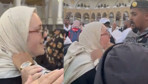 Umreye giden kadın, Kabe'nin örtüsünü kesti
