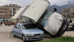 Denizli'de hayat felç! Fırtına yüzünden çatılar uçtu, ağaçlar devrildi, otomobiller zarar gördü