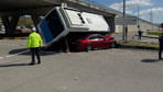 Feci kazada 46 yaralı var! Halk otobüsü otomobilin üzerine devrildi