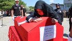 Şehit polise eşinden yürekleri dağlayan veda!