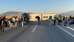 Yolcu otobüsü bariyerlere çarpıp devrildi! Çok sayıda yaralı var, yol trafiğe kapandı