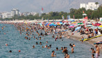 Antalya'da sıcaktan bunalanlar sahillerde yoğunluk oluşturdu
