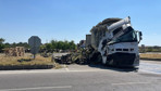Tır devrildi yol ulaşıma kapandı
