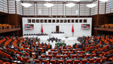İYİ Parti, Meclis oturumuna Türk bayrağı ve kırmızı atkılarla katıldı