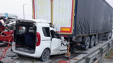 Bornova'da Tıra Çarpan Panelvanın Sürücüsü Hayatını Kaybetti