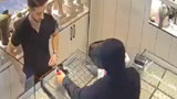 Kuyumcuyu soyacaktı, tuzağa düştü! Altınları poşete koyup kaçtı ama...