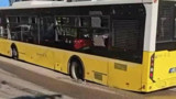 Maltepe'de bir İETT otobüsü yolun çökmesi sonucu oluşan çukura düştü