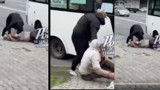 Otobüste küçük kız çocuğunu taciz eden adamı indirip, evire çevire böyle dövdü!