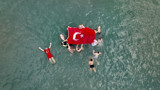 Samsun'da yüzücülerin 29 Ekim coşkusu! Karadeniz'de bayrak açtılar...