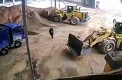 Çin'de korkunç kaza! Kepçe operatörü kadın yöneticisini kumun altına gömdü