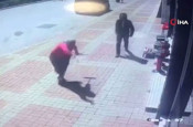 Kasap önünde bekleyen köpeğe parke taşı attı