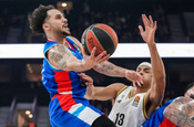Anadolu Efes yeni hocasıyla çıktığı ilk maçta son çeyrekte yıkıldı