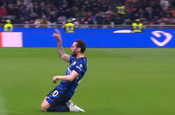 Hakan Çalhanoğlu attığı füzeyle Milan'ı yıktı