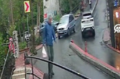 İstanbul'da otomobil takla attı, yaya kaldırıma çıkarak kurtuldu: O anlar kamerada