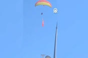 Gösteri uçuşu yapan paramotor kamyonetin üzerine düştü