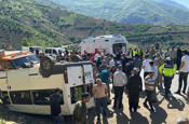 Hakkari'de öğrenci servisi devrildi: Yaralılar var