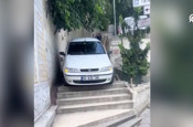 Eyupsultan'da sürücü otomobiliyle merdivenlerden böyle inmeye çalıştı